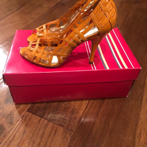BCBG Orange snakeskin heels size 6 - Picture 4 of 6